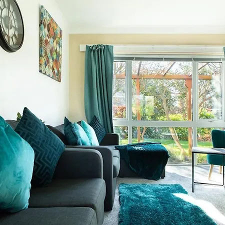Stunning 4 Bedroom House At York With Free Parking