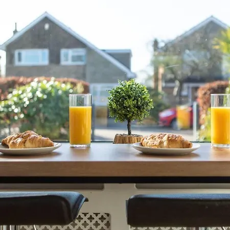 Stunning 4 Bedroom House At York With Free Parking Holiday home