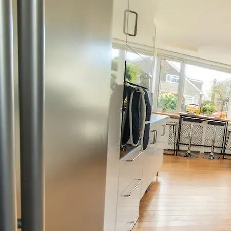 Stunning 4 Bedroom House At York With Free Parking *