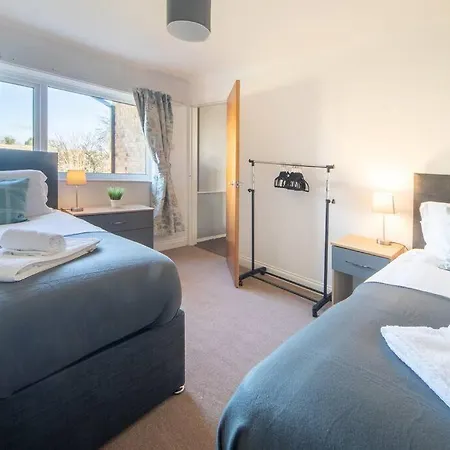 Stunning 4 Bedroom House At York With Free Parking Holiday home *
