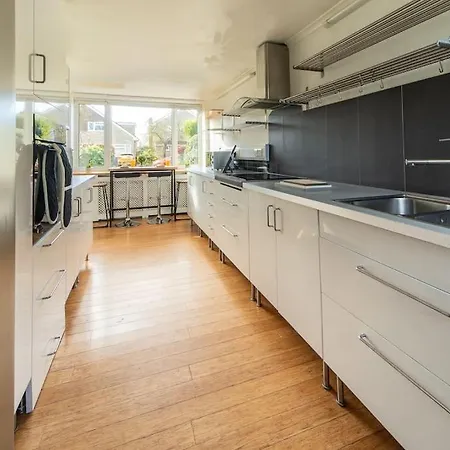 Stunning 4 Bedroom House At York With Free Parking Holiday home *