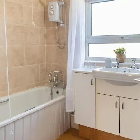 Stunning 4 Bedroom House At York With Free Parking Vakantiehuis *