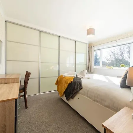 Stunning 4 Bedroom House At York With Free Parking Vakantiehuis *